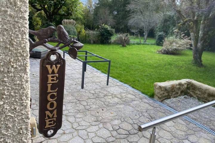 Location de vacances pour 6 personnes, avec Jacuzzi ainsi que Terrasse et Jardin à Chassenon