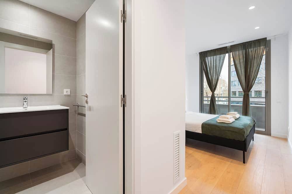 Entire apartment, Modern Diagonal Mar Oasis: 2Br Apartment with Pools & Parking in Barcelona, Barcelonès