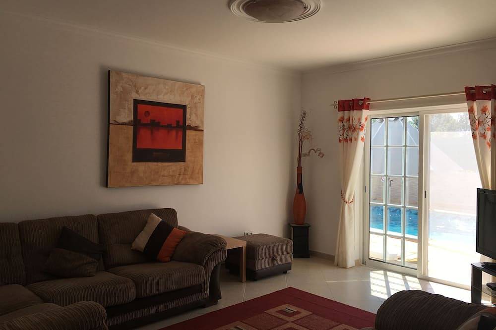 En imponerende villa med privat basseng, aircondition, omfattende hager + gratis Wifi in Ferragudo, Faro-distriktet