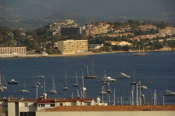 Location de vacances pour 6 personnes, avec jardin et terrasse à Ajaccio
