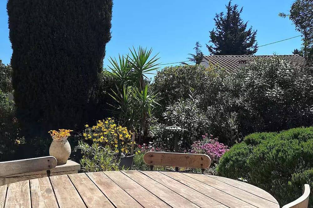 Villa In Avignon in Villeneuve-lès-Avignon, Nimes region