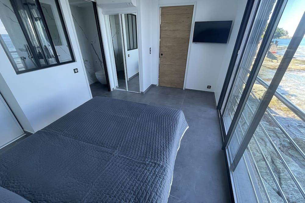 Appartement Tout Confort, Terrasse et accès Direct Mer, les Pieds dans L'Eau in Miomo, Santa-Maria-di-Lota