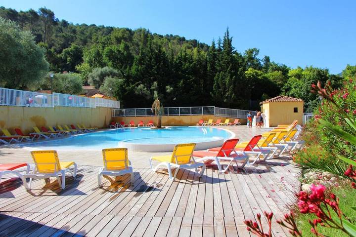 Location de vacances pour 6 personnes, avec sauna ainsi que piscine et jardin, animaux acceptés à Solliès-Toucas - 3