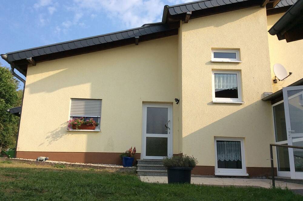 Großes Ferienhaus mit Sonnenterasse, guterzogene Haustiere willkommen in Adenau, Osteifel