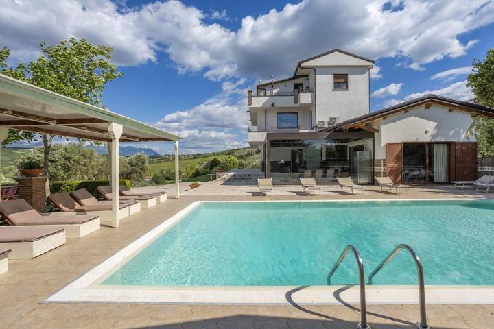 Casa vacanza per 19 persone, con Balcone e Terrazza nonché Giardino e Piscina a Caiazzo