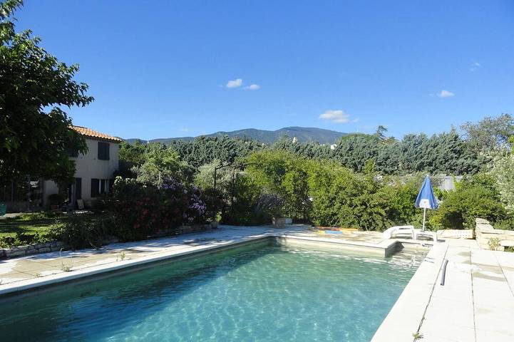 Gîte pour 4 personnes, avec Terrasse ainsi que Jardin et Piscine