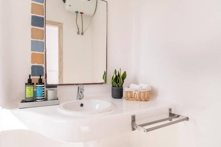 Location de vacances pour 7 personnes, avec vue ainsi que piscine et jardin dans Kalafatis - 4