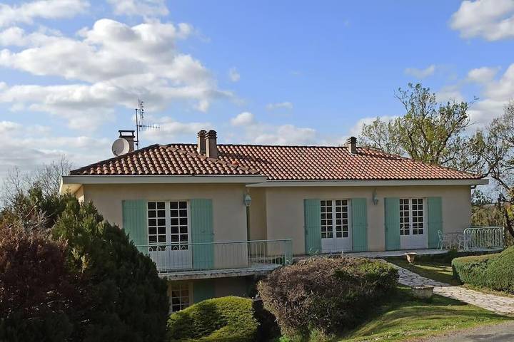 Location de vacances pour 6 personnes, avec vue ainsi que piscine et jardin à Beaugas