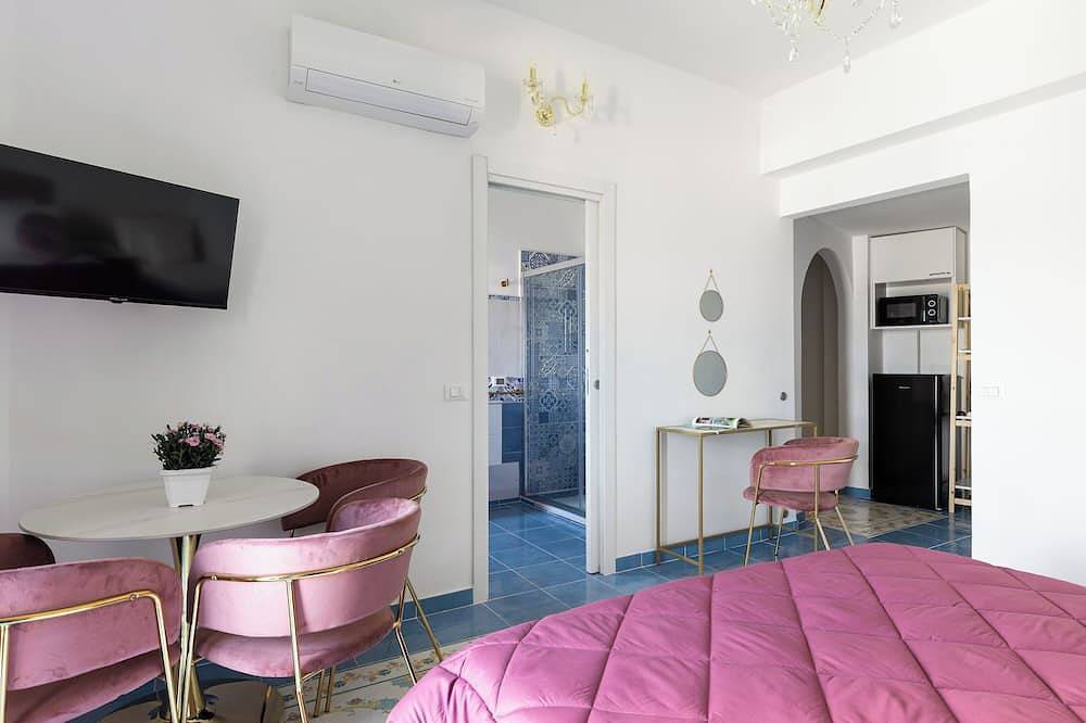 Appartamento intero, Domus Vittorio camera matrimoniale con balcone e vista mare in Gaeta, Provincia di Latina