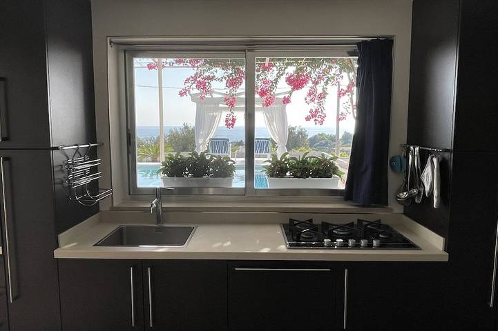 Villa frente al mar con piscina privada y conexión WiFi gratuita in Marina di Felloniche, Castrignano del Capo