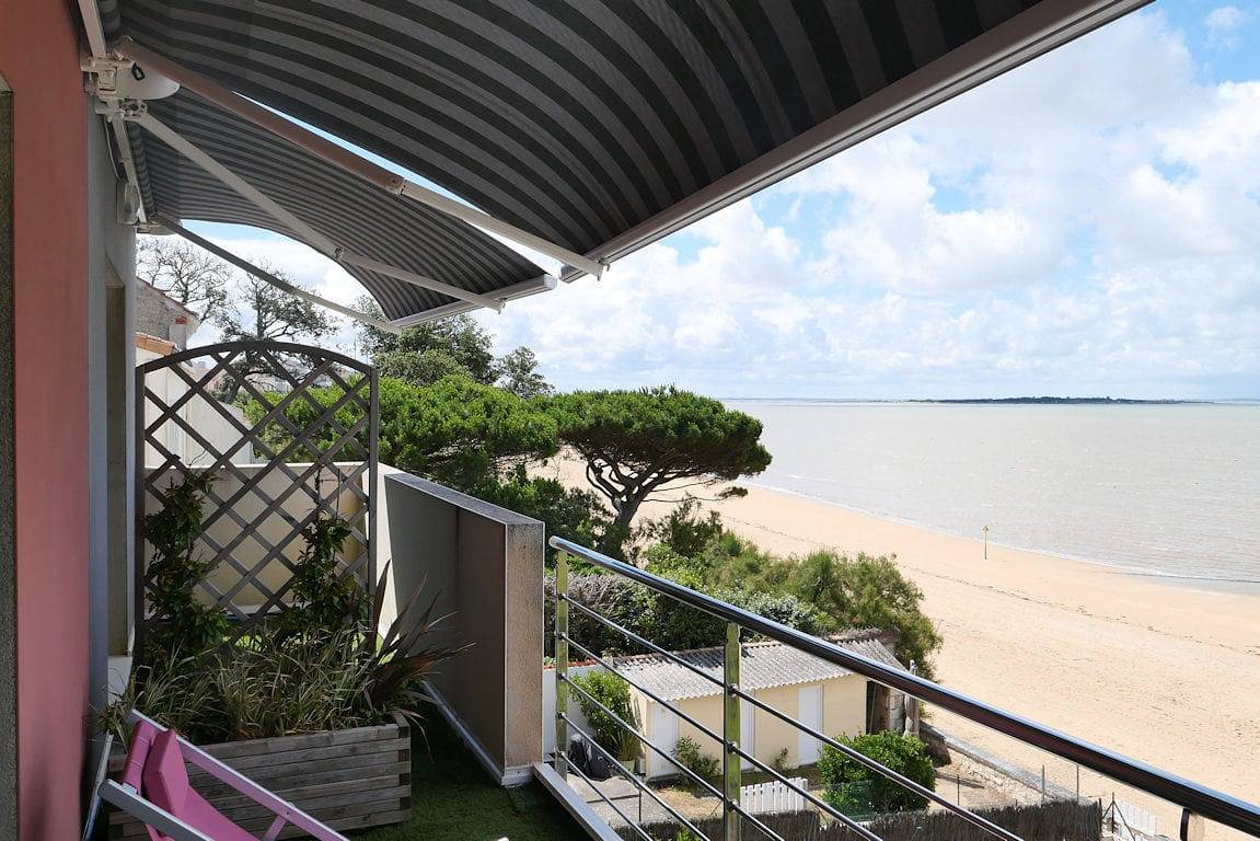 Chambres d'hôtes à Fouras, Le Bois Vert, bord de la plage - Chambre 1 avec balcon vue mer in Fouras, Région de Rochefort