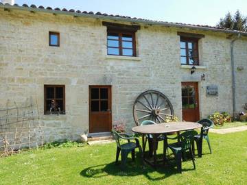 Gîte pour 3 personnes, avec terrasse et vue ainsi que jardin et piscine à Sauzé-Vaussais