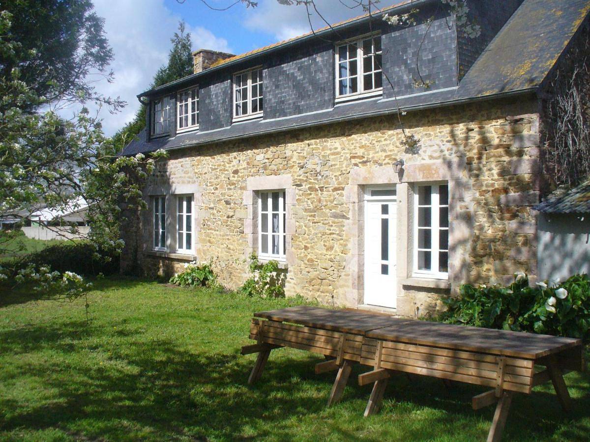 Six-Bedroom House in Hénanbihen, Région de Dinan
