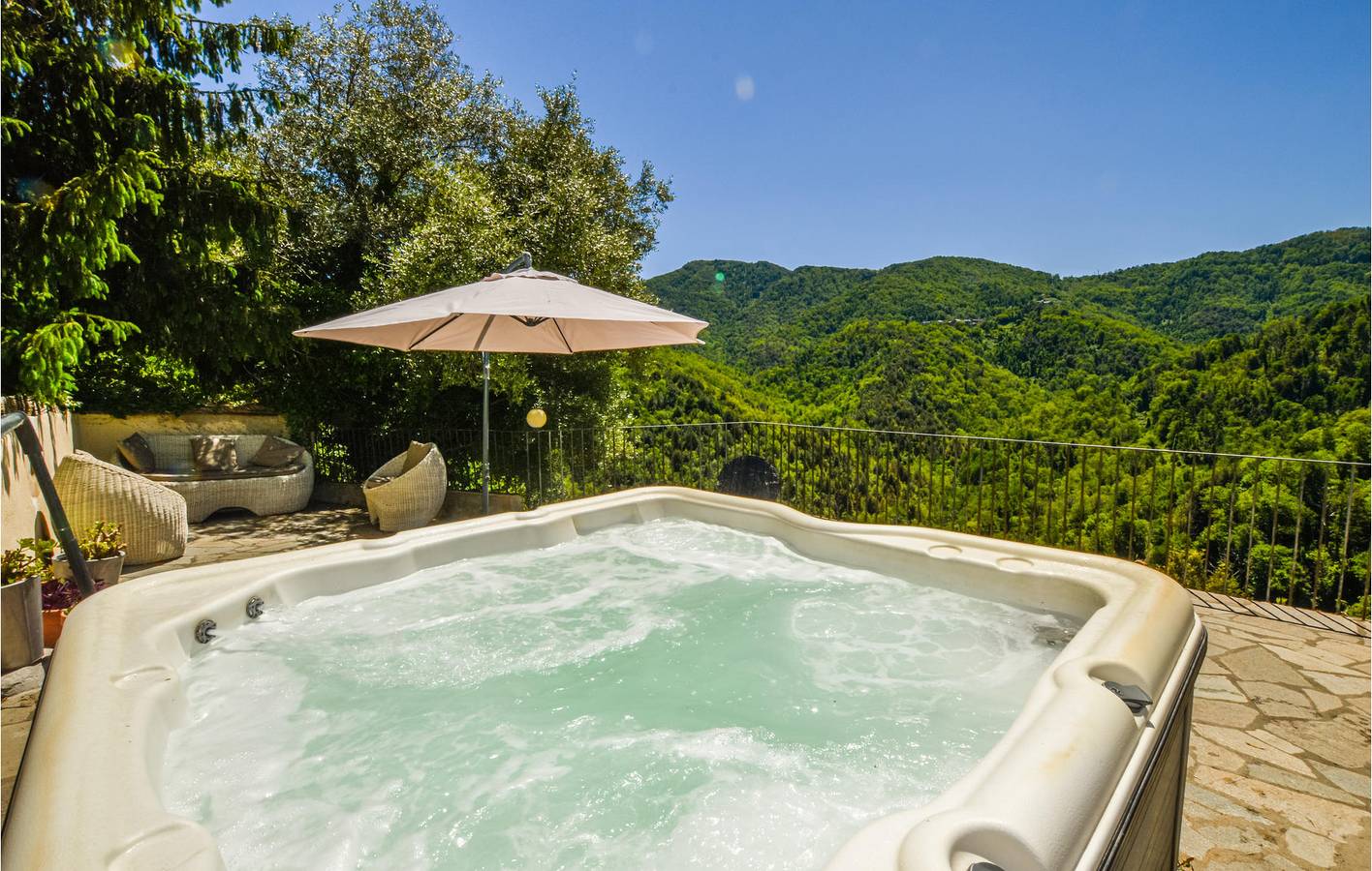 Appartamento intero, Sereno appartamento a Carpineto con piscina e terrazzo in Carcheto Brustico, Parco naturale regionale della Corsica