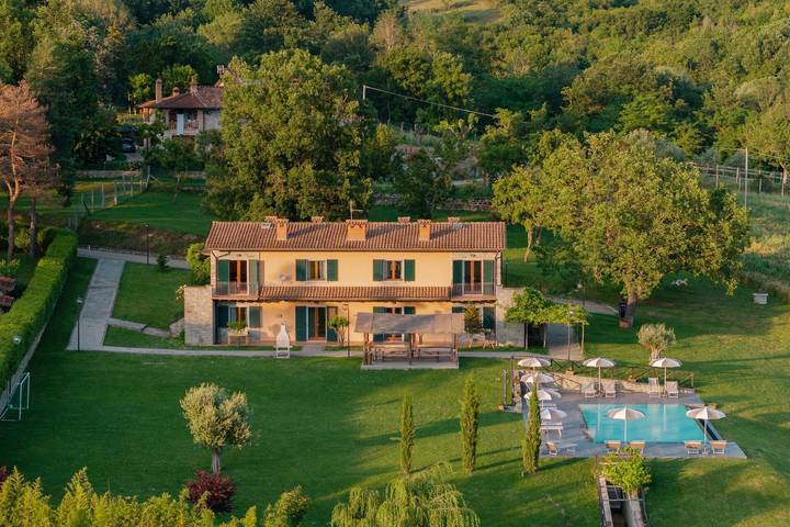 Casa vacanza per 16 persone, con Terrazza e Piscina in Casentino