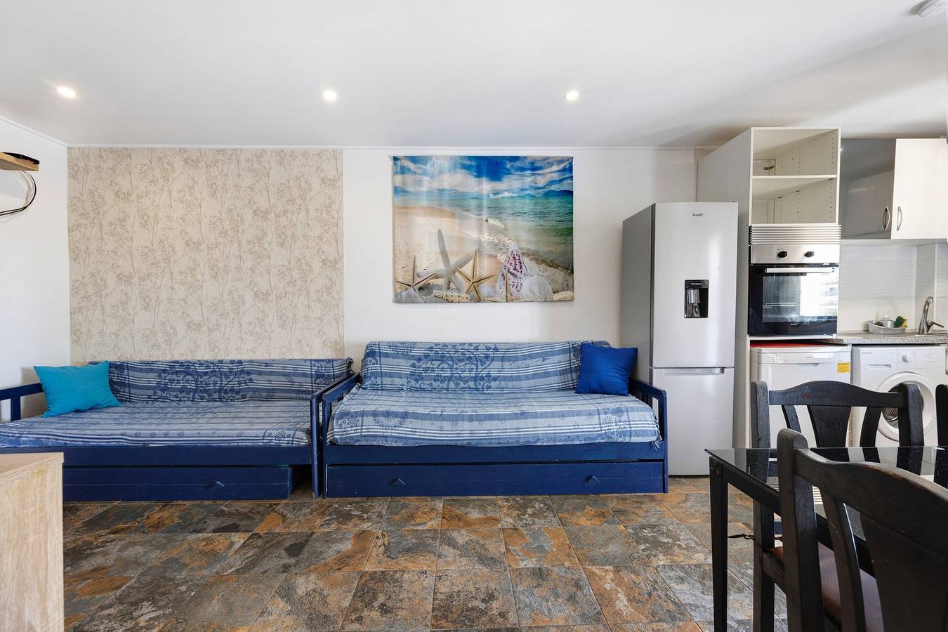 Appartement entier, Appartement de vacances confortable "Azul do Mar" avec balcon et jardin partagé ; parking disponible in Praia da Rocha, Portimão