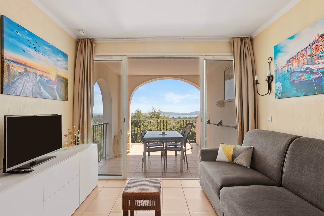 Appartement entier, Appartement 'Grimaud 4 Personnes Clim Vue Mer' avec vue sur mer, terrasse privée et climatisation in Grimaud, Région de Draguignan