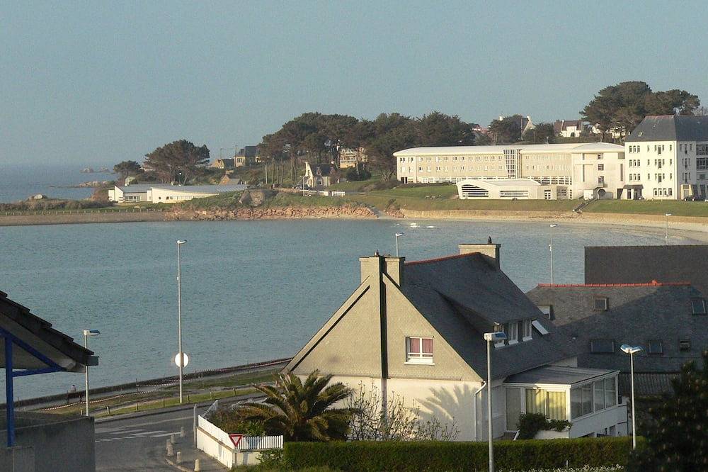Entire apartment, Sea view apartment, 2-4 pers, 50m from the beach, pink granite coast, paimpol bay. in Trévou-Tréguignec, Pink Granite Coast