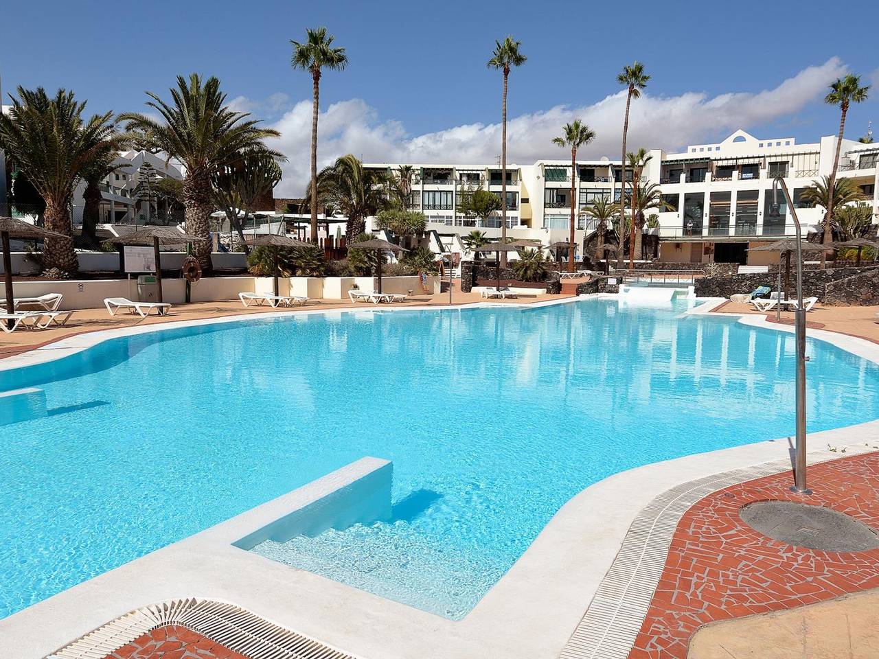 Entire apartment, Spacious Apt in Costa Teguise: Shared Pool, Beach Nearby, Fully Equipped, Wi-Fi in Playa Bastián, Teguise