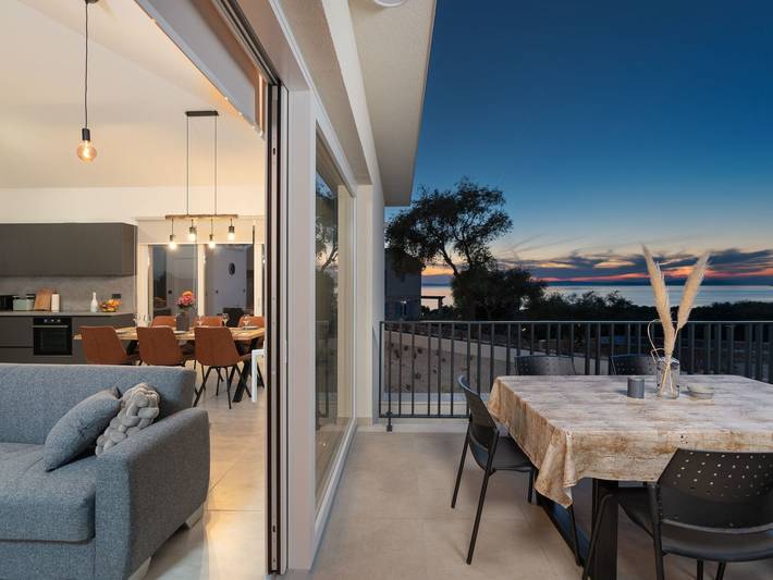 Holiday home for 6 people, with sauna and pool as well as garden and terrace in Lun