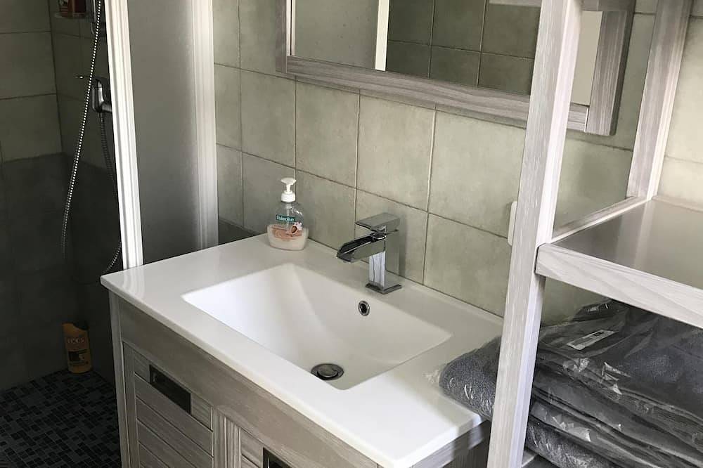 Appartement entier, Studio individuel avec piscine au calme dans petit village in Connaux, Région de Nîmes