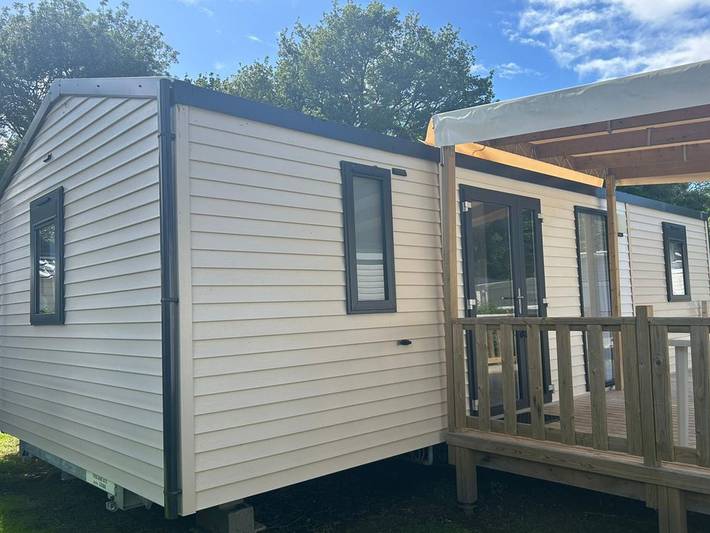 Camping pour 4 personnes, avec terrasse et piscine