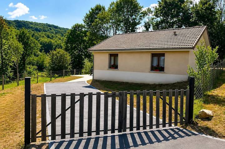 Location de vacances pour 6 personnes, avec terrasse et jardin, animaux acceptés à Sussac