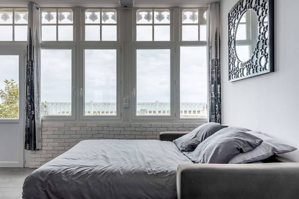 Entire apartment, Seafront apartment - Terrace and sea view in Arromanches-les-Bains, Bayeux region