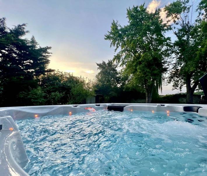 Gîte pour 15 personnes, avec jardin ainsi que jacuzzi et terrasse