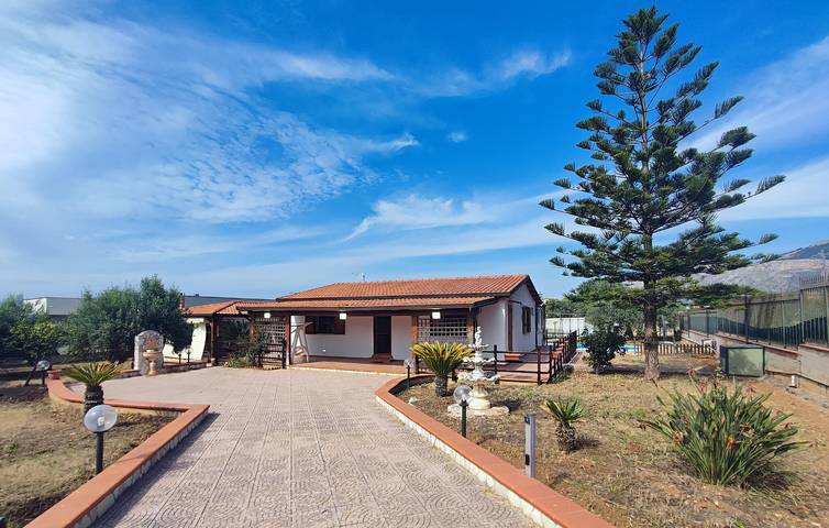 Relájate a 2,5 km de la playa: acogedor apartamento con piscina y terraza in Carini, Provincia de Palermo