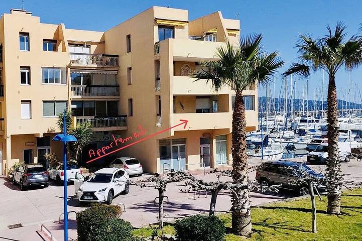 Gîte pour 4 personnes, avec balcon et piscine dans Port de Bormes les Mimosas