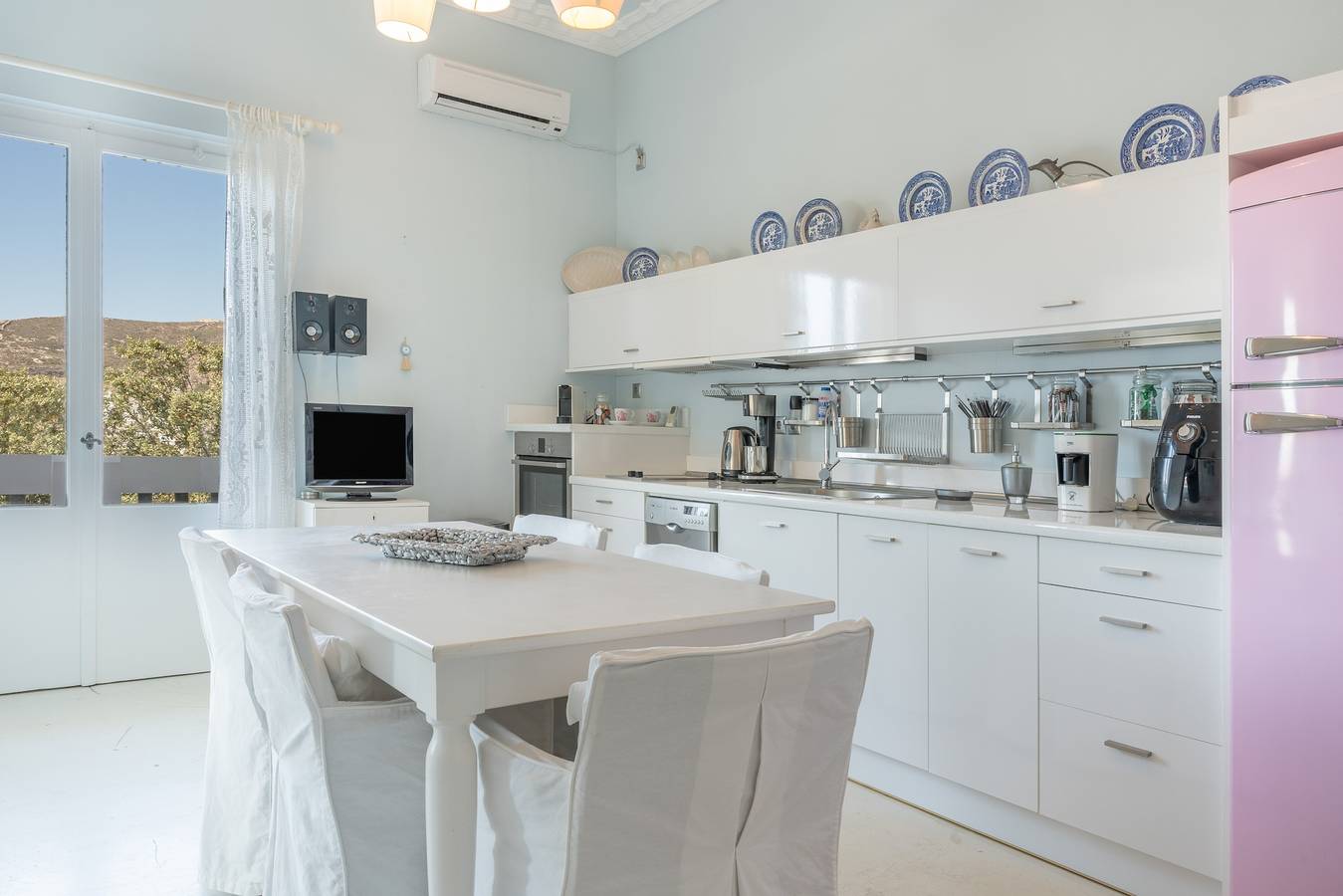 Appartement entier, Appartement 'Afroessa Sky' avec vue mer, Wi-Fi et climatisation in Milos