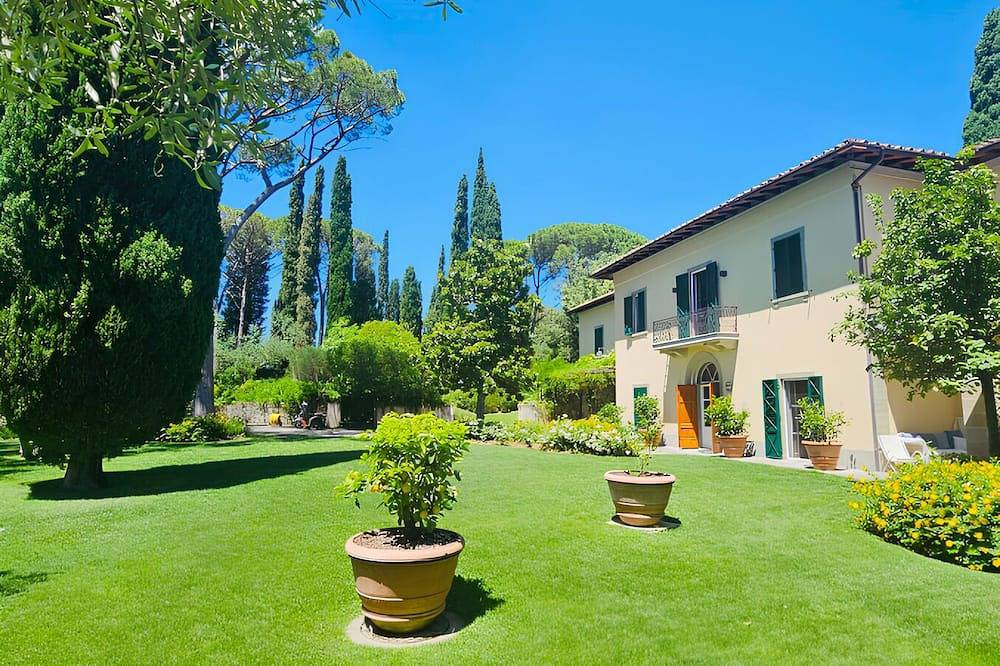 Breathtaking Villa with stunning pool on the hills overlooking Florence in Gavinana Galluzzo, Florence
