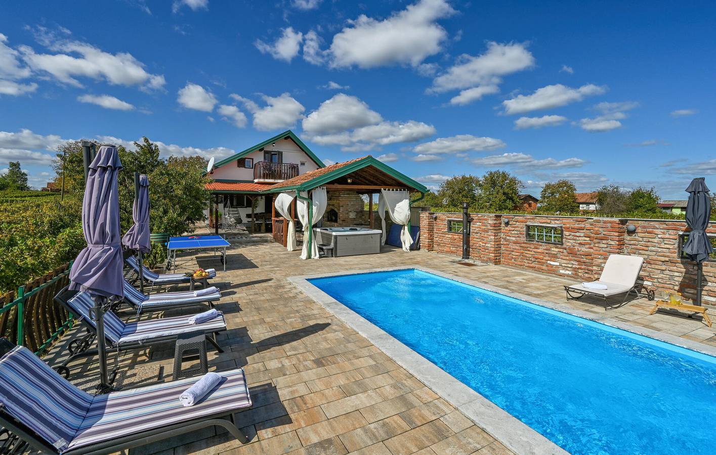Geräumige 135 m² große Wohnung mit Pool, WLAN, Klimaanlage und Grill in Koprivnica-Krizevci