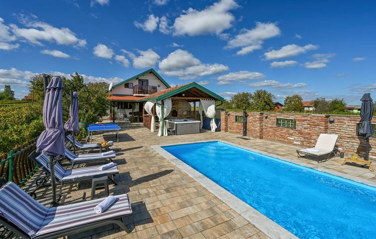 Geräumige 135 m² große Wohnung mit Pool, WLAN, Klimaanlage und Grill in Koprivnica-Krizevci