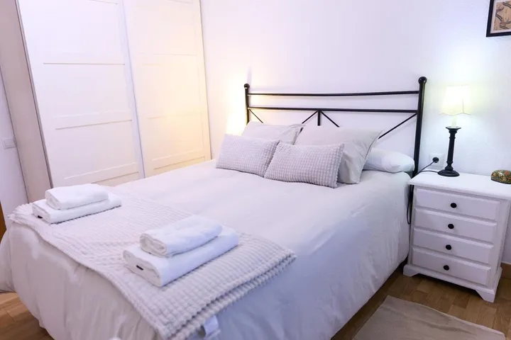 Apartamento de vacaciones para 5 personas, con vistas además de piscina y jardín - 1