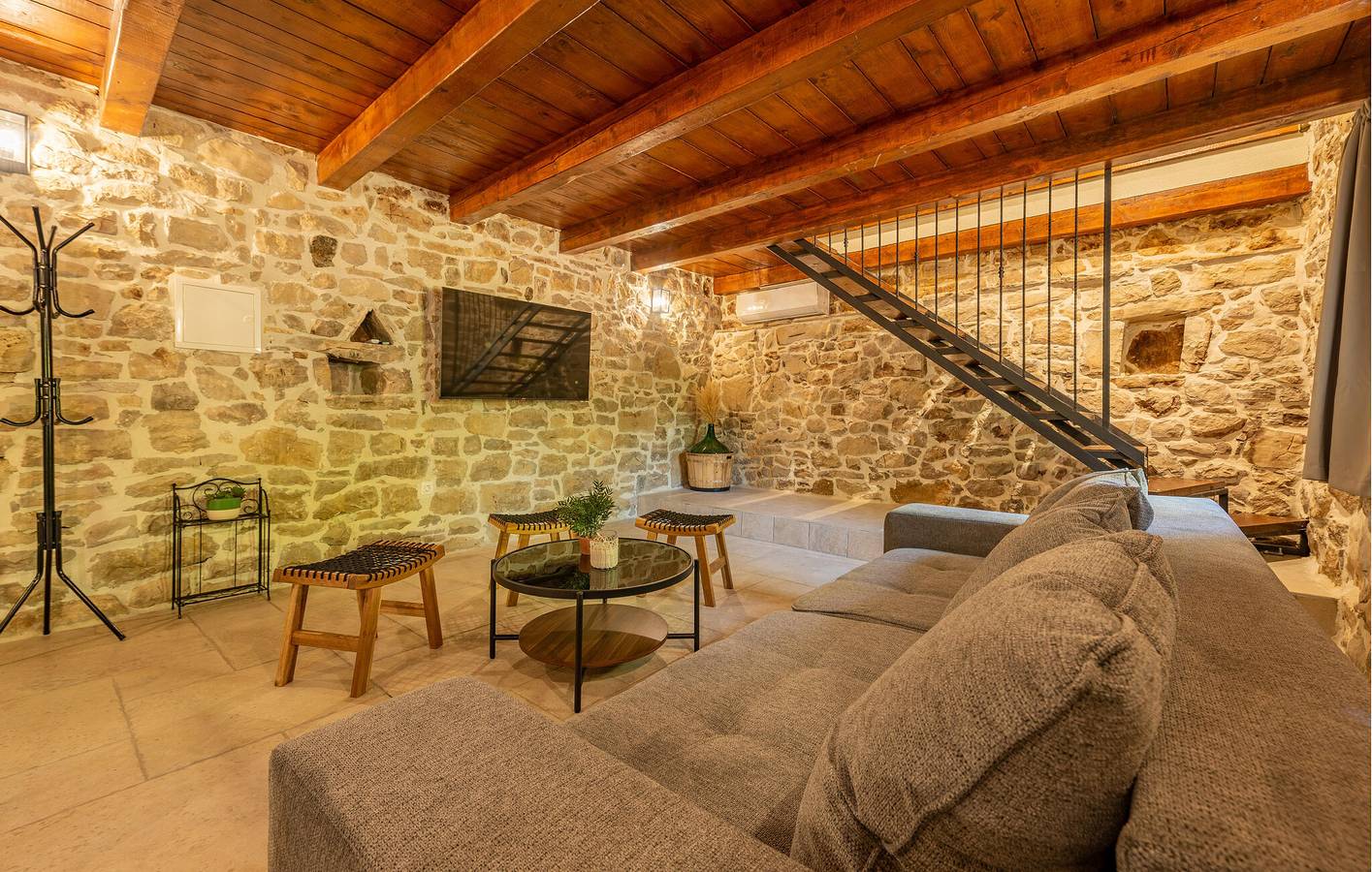 Schicke 190 m² große Wohnung mit Pool, WLAN, Küche und Parkplatz in Pristeg, Grad Benkovac