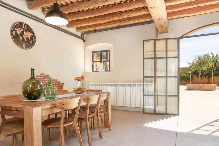 Gîte pour 8 personnes, avec piscine ainsi que jardin et balcon