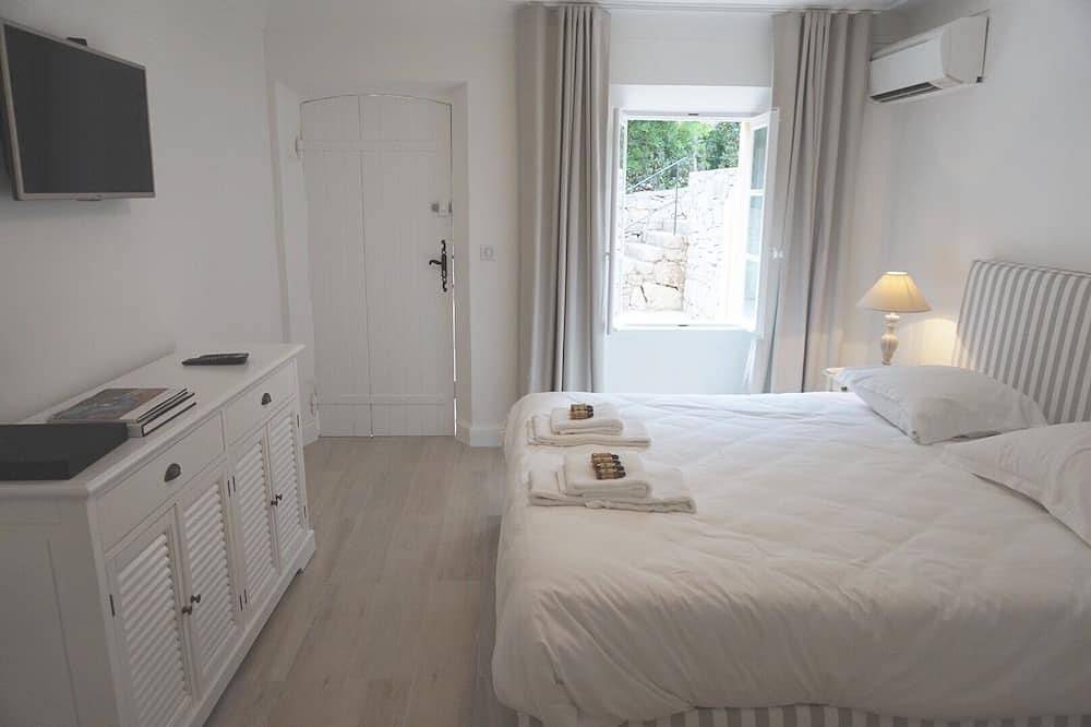 Villa Oceane with direct access to the sea & the beach + heated salted pool in l'Escalet, Ramatuelle