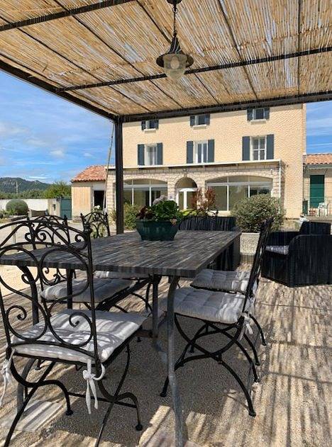 Location de vacances pour 8 personnes, avec terrasse ainsi que jardin et piscine, animaux acceptés dans le Vaucluse - 2