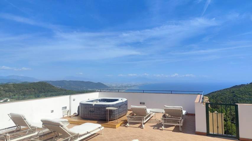 Loft per 5 persone, con Balcone e Idromassaggio nonché Terrazza e Giardino a Salerno