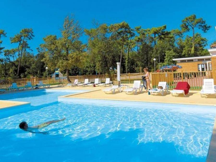 Flower Camping Monplaisir | Camping Oléron 4 étoiles - Mobilhome 4 personnes - Premium 30 m² - 2 chambres (draps + serviettes inclus) - terrasse semi couverte in Saint-Trojan-les-Bains, Côte de Beauté