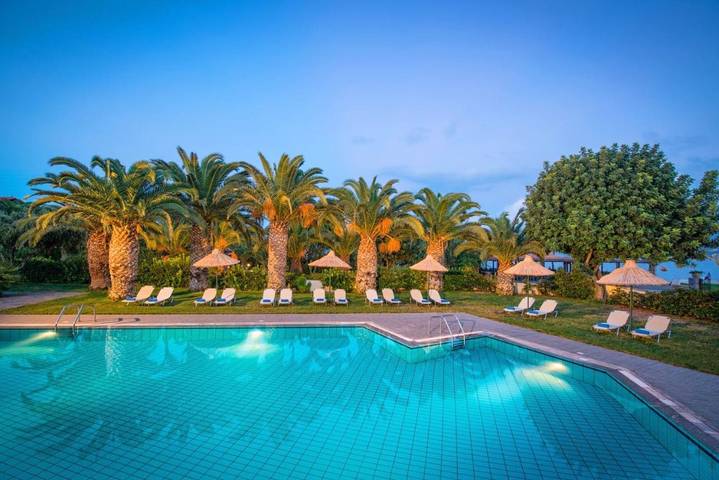 Resort per 3 persone, con Balcone e Terrazza nonché Idromassaggio e Giardino a Creta