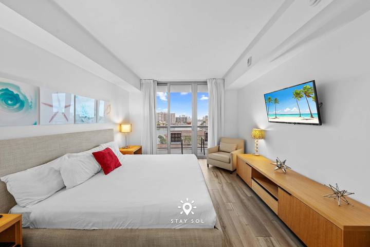 Vacation rental for 3 people, with pool and balcony, kid friendly in Hallandale Beach