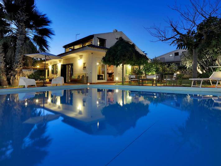 Ferienhaus für 12 Personen, mit Balkon und Terrasse sowie Garten und Pool in Marina di Ragusa