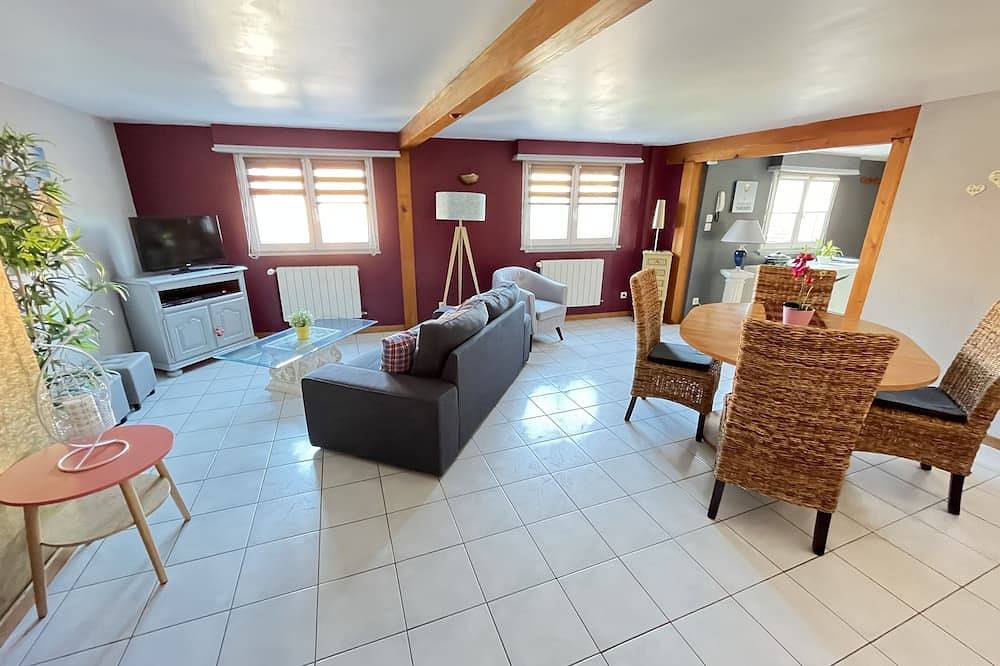 Entire apartment, Gite géranium located in Eguisheim with private parking, 10km from Colmar in Eguisheim, Parc naturel régional des Ballons des Vosges