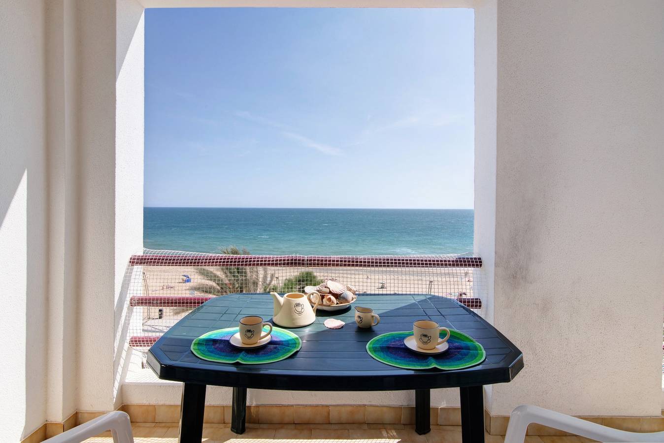 Ganze Wohnung, Ferienwohnung 'Beachfront T2' mit Meerblick und Gemeinschaftspool in Cavacos, Quarteira