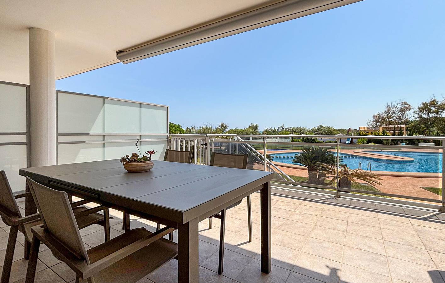 Apartamento vacacional entero, Amplio apartamento con piscina, terraza y aparcamiento cerca de cafeterías y del río in Dénia, Costa Blanca