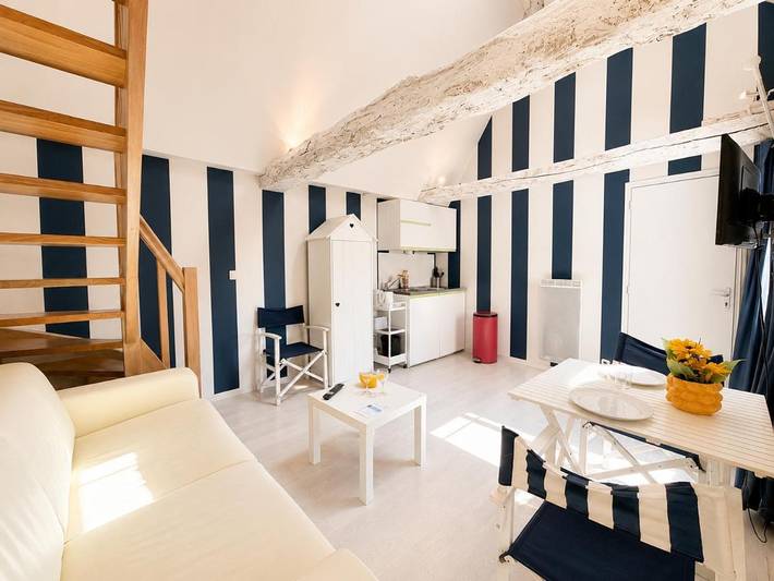 Appartement entier, Apt duplex ou plain pied tout confort plein centre ville Bayeux proche commerces, restaurants, avec terrasse privative ou jardin commun aménagé clos, parking gratuit à proximité, proche plages du débarquement in Bayeux, Région de Bayeux