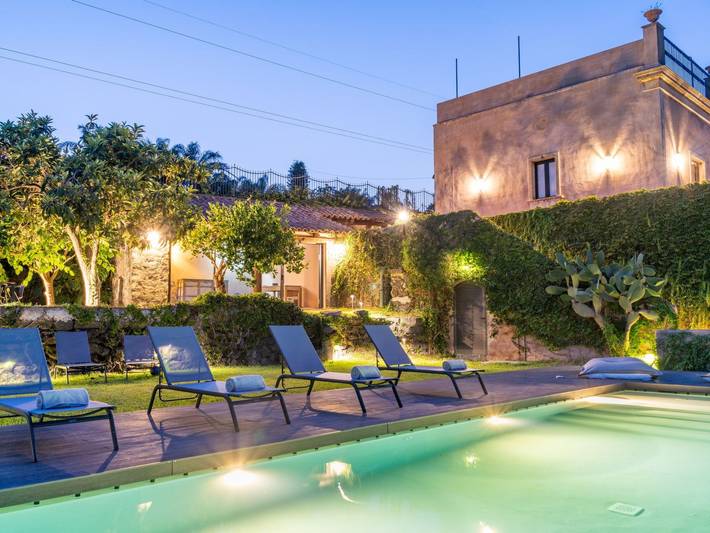 Casa vacanza per 10 persone, con Balcone e Terrazza nonché Giardino e Piscina a Giarre